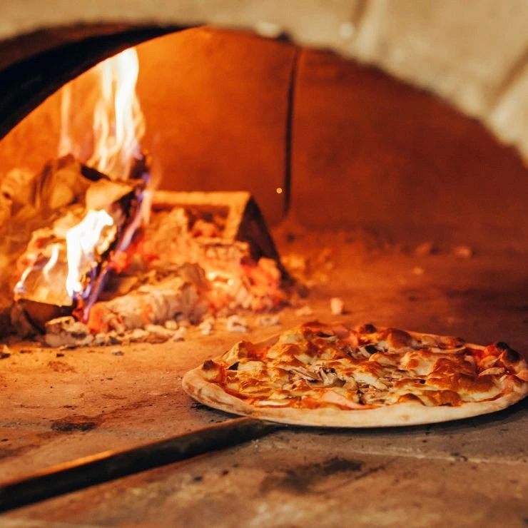 Pizza en horno de leña