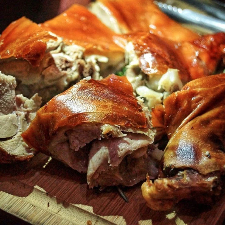 Cochinillo asado en horno de leña